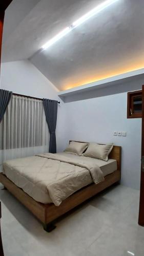 a bedroom with a large bed in a room at Pondok Alengkong in Bangli