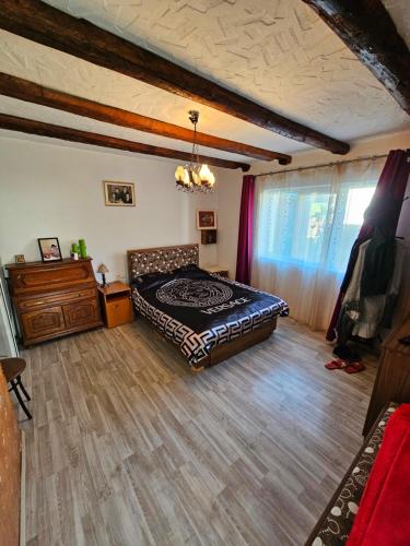 una camera con letto e pavimento in legno di Casa Grad a Vişeu de Sus