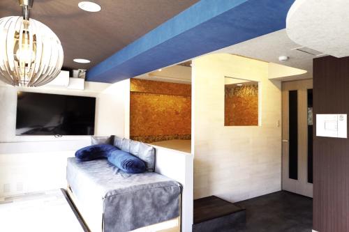 a living room with a couch and a blue ceiling at Lions Mansion Sapporo Jozankei Sanbankan 407 - Vacation STAY 26392v in Jozankei