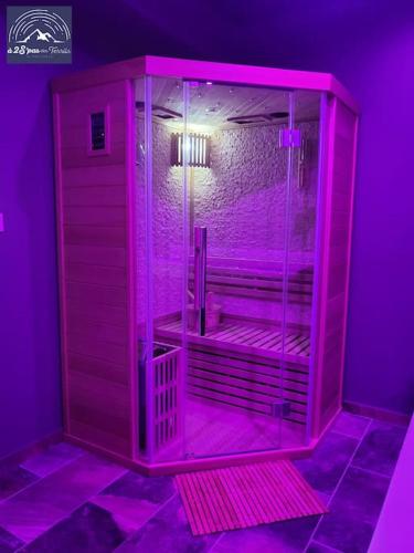 - une salle de bains pourpre pourvue d'une douche dans l'établissement Hébergement avec SPA privatif, à Loos-en-Gohelle