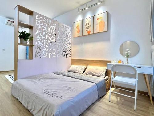 - une petite chambre avec un lit et un bureau dans l'établissement Charmington La Pointe Studio D10-City Sunshet View, à Hô-Chi-Minh-Ville