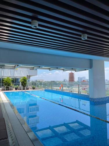 - une grande piscine dans un grand bâtiment dans l'établissement Charmington La Pointe Studio D10-City Sunshet View, à Hô-Chi-Minh-Ville
