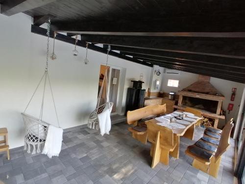 un salon avec une table et un canapé dans l'établissement July Holiday House, à Dugo Selo