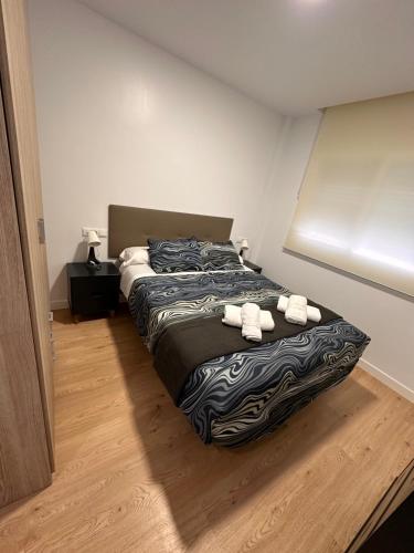 ein Schlafzimmer mit einem Bett mit zwei Handtüchern darauf in der Unterkunft APARTAMENTO CAMINO DEL RIO in Ardales