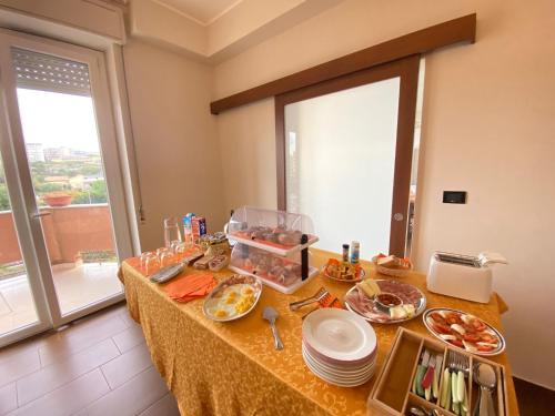 een tafel met eten erop in een kamer bij Panoramic Rooms in Siracusa