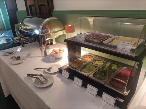 bufet z jedzeniem na stole w obiekcie Riva di Palo Beach Hotel w mieście Ladispoli