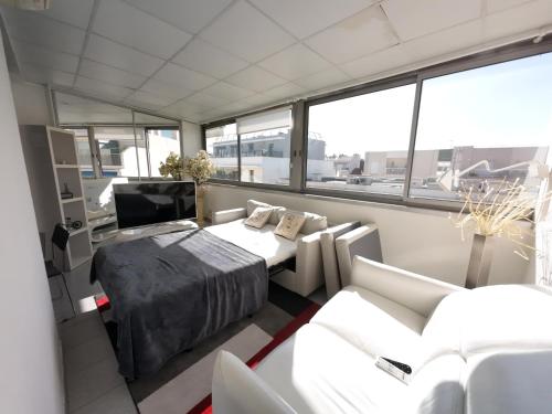 ein Zimmer mit einem Bett und einem Sofa in einem Zimmer in der Unterkunft Palais Porte de France Apartment With Air conditionner in Antibes