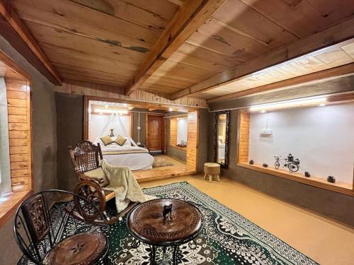 a bedroom with a bed and a table in a room at Ch'i SoulStone Retreat in Sainj