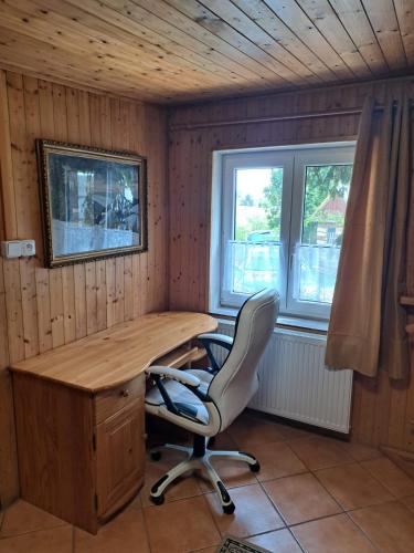 una oficina con escritorio y silla en Chata Bruno v Kutné Hoře, en Kutná Hora