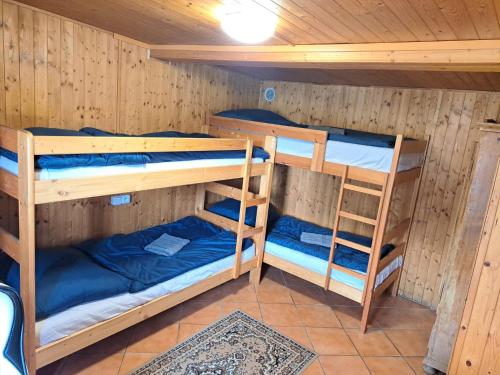 Habitación con 3 literas en una cabaña en Chata Bruno v Kutné Hoře, en Kutná Hora
