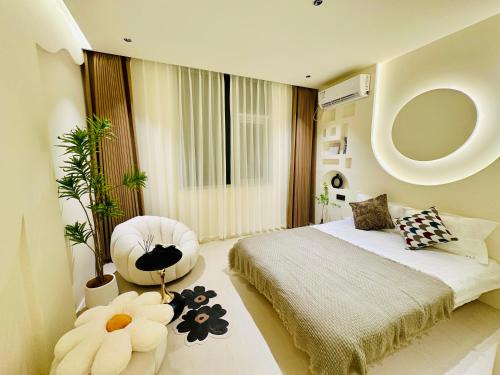 a bedroom with a bed and a round mirror at Pingtan Tannanwan Hailanju Guesthouse in Pingtan