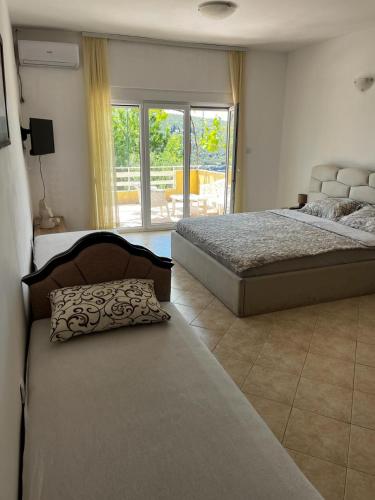 比格沃的住宿－Apartman Perić，一间带两张床的卧室和一个阳台