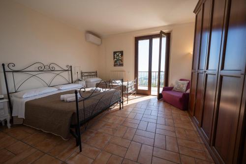 モンテグラナーロにあるVilla Fortuna Belvedereのベッドルーム1室(ベッド1台、テーブル、椅子付)