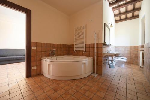 モンテグラナーロにあるVilla Fortuna Belvedereの広いバスルーム(バスタブ、トイレ付)