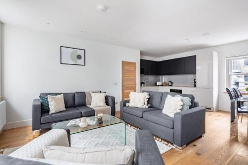 a living room with two couches and a table at 2BR in Soho - Charlotte Street - CityApartmentStay in London