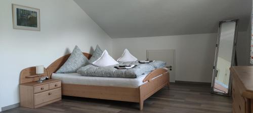 una camera da letto con un letto con cuscini sopra di Illerblick a Blaichach