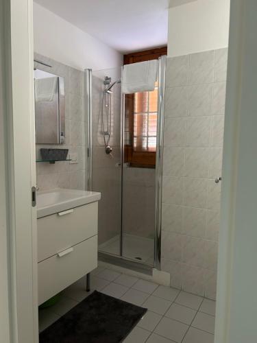 La salle de bains est pourvue d'une douche et d'un lavabo. dans l'établissement Casa della Vacanza a Catania - Acicastello, à Aci Castello
