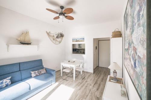 a living room with a blue couch and a table at A casa di Alberta in Deiva Marina