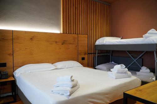 a room with two bunk beds with towels at Hotel Arya by Mauro in Sirmione