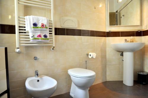 un baño con inodoro y lavabo en La casa del Bianconiglio, en Florencia
