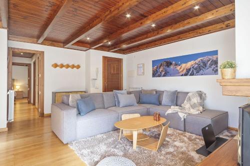 Ein Sitzbereich in der Unterkunft Luderna - Apartamento Val de Ruda B17 dera Artiga