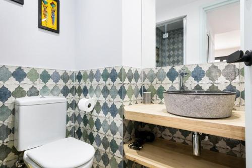 a bathroom with a sink and a toilet at LUDERNA - Apartamento Espiargo in Garós