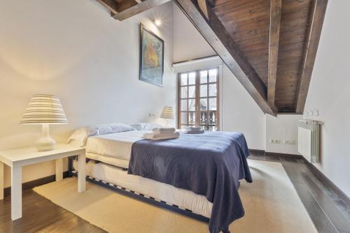 una camera con letto, scrivania e finestra di Luderna - Casa con terraza Unhola a Bagergue