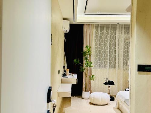 een kamer met een bed en een tafel en een plant bij Pingtan Tannanwan Hailanju Guesthouse in Pingtan