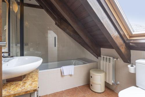 y baño con lavabo y bañera. en Luderna - Casa con terraza Unhola, en Bagergue