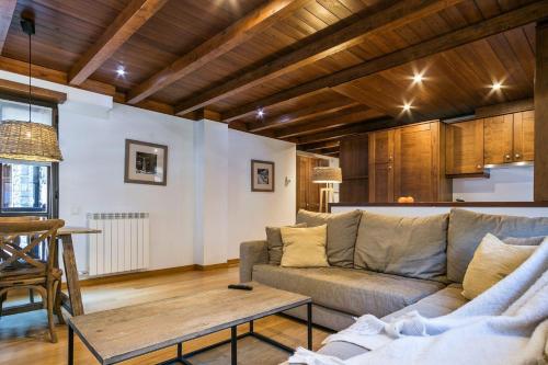 a living room with a couch and a table at Luderna - Apartamento Val de Ruda A14 Montoliu in Baqueira-Beret
