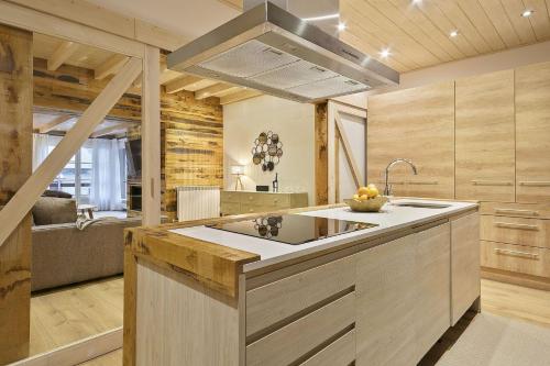 uma cozinha com um lavatório e um fogão em Luderna - Apartamento Val de Ruda E4 de Marimanha em Baqueira-Beret