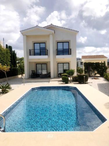 Modern 3 bedroom villa, pool and close to golf course