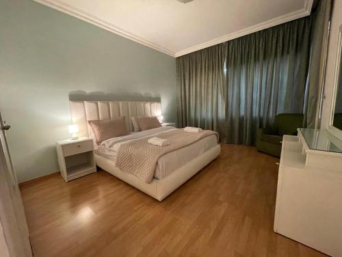 Elegant Suites Beirutにあるベッド