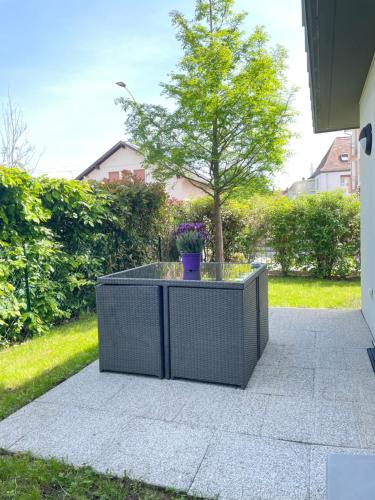 - une table avec un vase sur la terrasse dans l'établissement Robertsau, jardin en ville, à Strasbourg