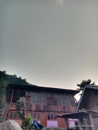 ein Gebäude mit einem Kaktus davor in der Unterkunft LungZhong Retreat(silk route) in Rongli
