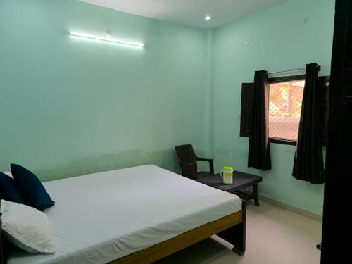 Uma cama ou camas num quarto em Krishna paying guest house