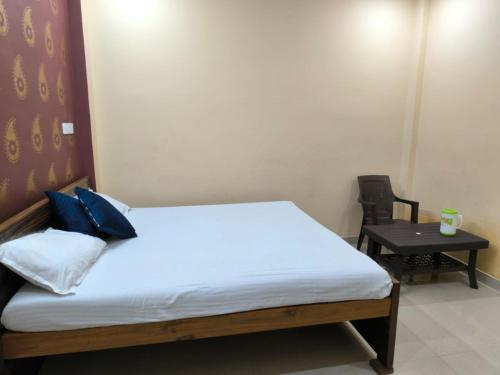 Uma cama ou camas num quarto em Krishna paying guest house