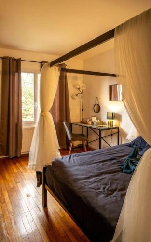 une chambre avec un lit avec une robe dessus dans l'établissement Maison spacieuse proche Paris, à Bonneuil-sur-Marne