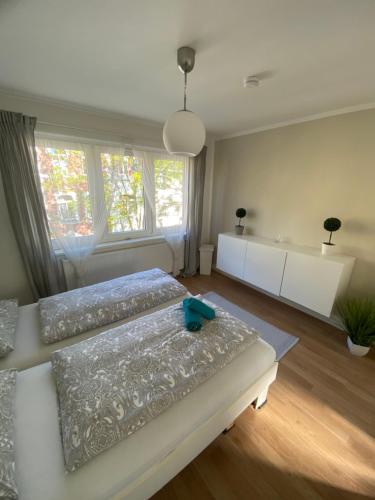 Ένα ή περισσότερα κρεβάτια σε δωμάτιο στο "GREENSUN-HOMES" Messe, Flughafen und Zentrums nah, Ruhig, Modern, schnelles WLAN, Balkon und Küche, freies Parken, 4 Schlafplätze möglich