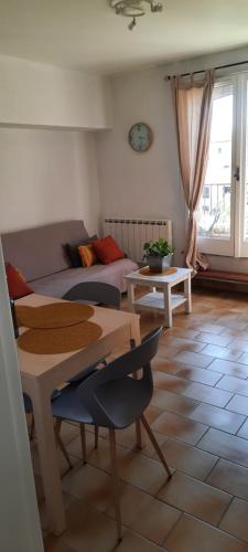 un salon avec un canapé et une table dans l'établissement appartement climatisé avec terrasse au coeur de Nyons, à Nyons