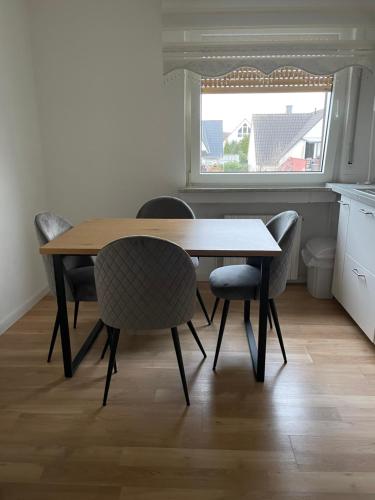 a table and chairs in a kitchen with a window at Rio de Janeiro by estrella24 LIVING ROOMS in Castrop-Rauxel