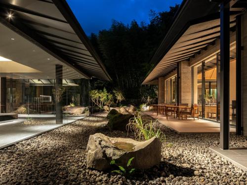 una casa con un jardín de rocas delante de ella en SOKI ATAMI en Atami