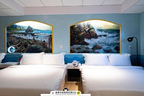 two beds in a room with a painting on the wall at ArtHome藝宿家客棧 in Kaohsiung