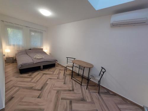 Posteľ alebo postele v izbe v ubytovaní Szépasszonyvölgy Apartman