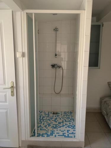 eine Dusche im Bad mit Fliesenboden in der Unterkunft Studio martigues in Martigues