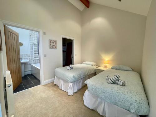 Katil atau katil-katil dalam bilik di Cosy barn with views in Wick Vale of Glamorgan