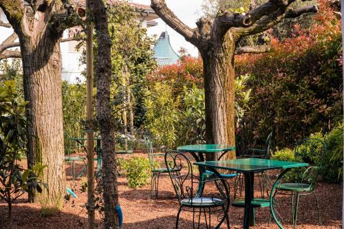 a table and chairs sitting next to a tree at Hotel Mauro in Sirmione