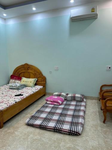 Cama ou camas em um quarto em Căn hộ 3 tầng mới xây dựng. Đt 0962234267