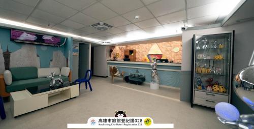 a room with a childrens room with a kitchen and a room with at ArtHome藝宿家客棧 in Kaohsiung