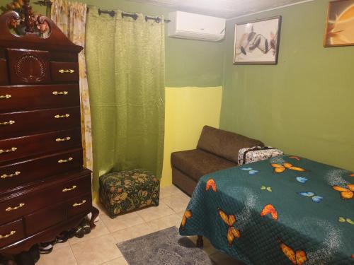 Una cama o camas en una habitación de Shelly's